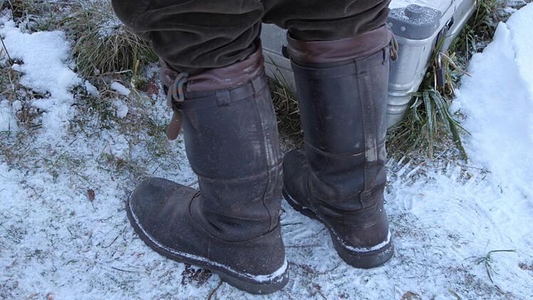 Bei Wind und Wetter betreuen Joachim Dahmer und Kuno Rüttiger aus Oberbach die Waldklimastation. Foto: Ulrike Müller