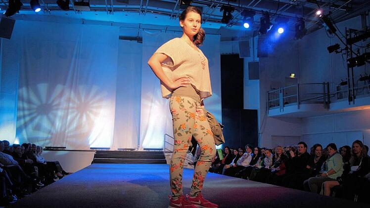 Schrilles, Buntes und Elegantes auf dem Catwalk. Foto: Merzbach