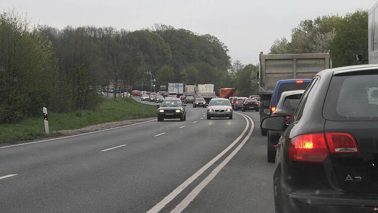 Auch auf den Zufahrtsstraßen zur Autobahn staute es sich, hier die Strecke von Niederndorf kommend.