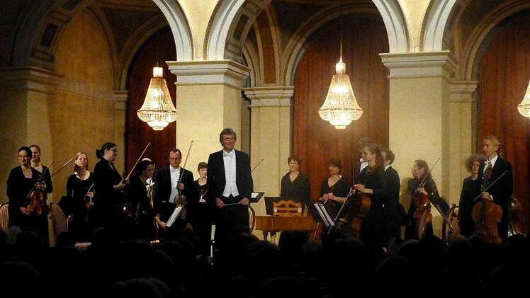 Das Orchester wurde mit viel Beifall vom Publikum verabschiedet. Foto: Thomas Ahnert