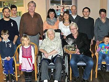 Viele Gratulanten kamen, um mit Anna Greißinger zu feiern.  Foto: kpw