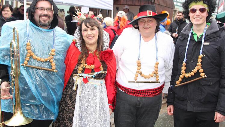 Die drei neuen Träger des Nussprügel-Ordens Markus Krappmann (links), Dominik Zillig (rechts) und Theresia Krappmann (Zweite von links) mit Walnuss-Königin Marianne Dinkel. Foto: Matthias Einwag