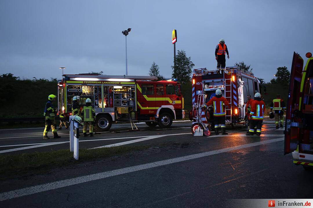 Ladungssicherung bei Getraenkelaster unzureichend - Lkw verliert etwa 200 Bierkaesten auf der Autobahn