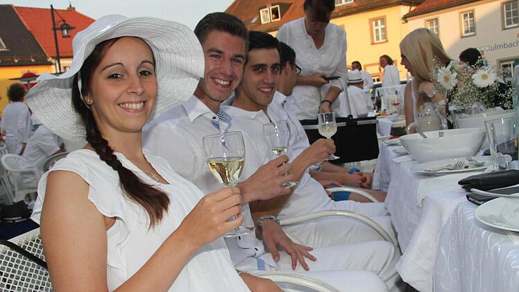 Katharina Korkisch hat zum Diner en blanc Erdbeeren mit Schokolade überzogen - und dazu gab es Weißwein. Im nächsten Jahr möchte sie ihren eigenen Wein mitbringen. "Reben brauchen keinen Berg", glaubt sie. Foto: Sonny Adam