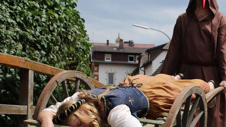 D&uuml;stere Seite des Mittelalters: Leichensammler zu Zeiten der Pest  Foto: Sophie R&ouml;der