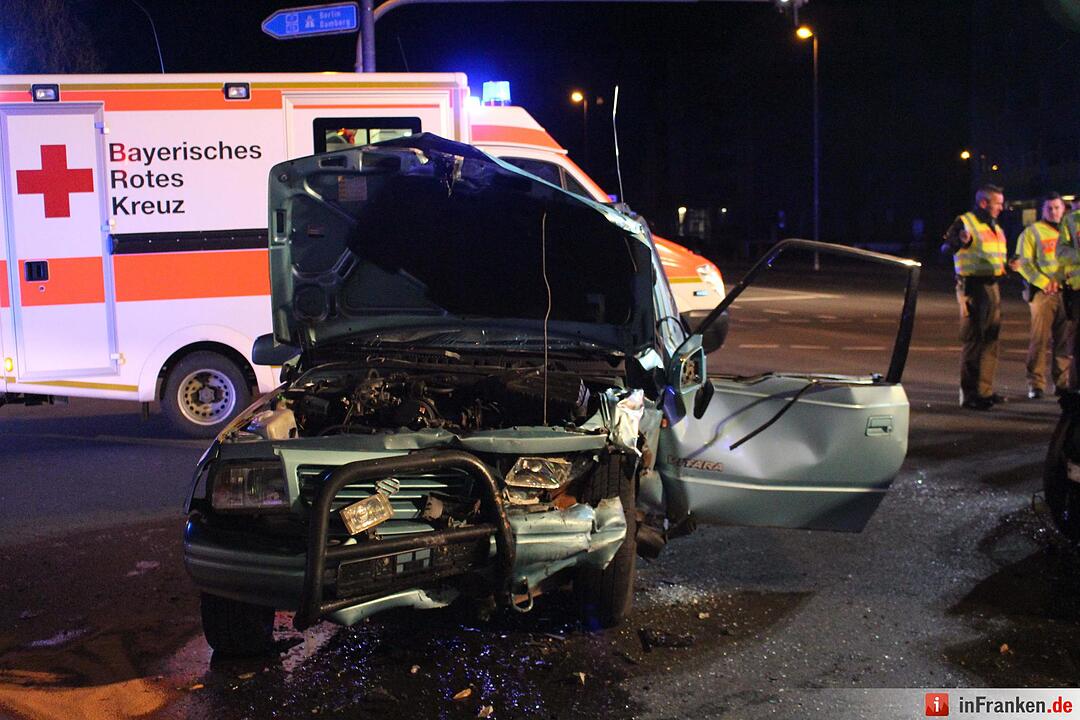 Frontalcrash in Bayreuth: Autos kollidieren - drei Menschen verletzt