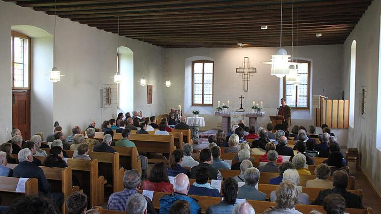 Voll besetzte evangelische Kirche. Foto: Birgit Will