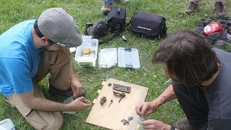 Die Archäologen Konstantin Teichmann (links) und Philipp Schinkel mit einem kleinen Teil ihrer Funde. Foto: Matthias Einwag