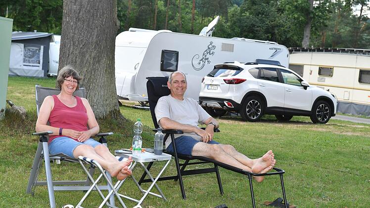 Ute und Thorsten Schütte haben es sich vor ihrem Wohnwagen gemütlich gemacht. Foto: Ronald Rinklef
