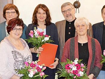 Zwar tritt MdL Susann Biedefeld (rechts), die Mitglied im Weidhäuser SPD-Ortsverein ist, nicht mehr bei den Landtagswahlen an. Dafür freuen sich die Sozialdemokraten darüber, dass mit Landrat Michael Busch (Vierter von rechts) erneut ein Kandidat aus den Reihen der Weidhäuser Mitglieder zur Verfügung steht. Foto: Alexandra Kemnitzer