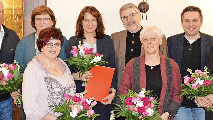 Zwar tritt MdL Susann Biedefeld (rechts), die Mitglied im Weidhäuser SPD-Ortsverein ist, nicht mehr bei den Landtagswahlen an. Dafür freuen sich die Sozialdemokraten darüber, dass mit Landrat Michael Busch (Vierter von rechts) erneut ein Kandidat aus den Reihen der Weidhäuser Mitglieder zur Verfügung steht. Foto: Alexandra Kemnitzer
