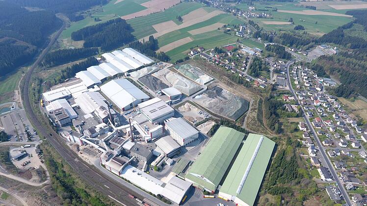 Gewaltige Ausmaße: Das Steinbacher Werk der Wiegand-Glas Unternehmensgruppe von oben. Foto: Wiegand-Glas
