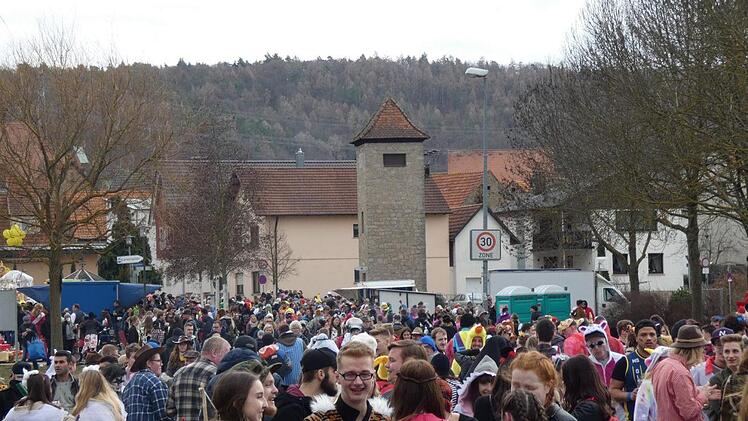 Menschenmassen auf dem Weg zur After-Zug-Party im Festzelt am Altmain.