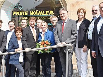 Rainer Ludwig (F&uuml;nfter von links) hat sein neues Abgeordnetenb&uuml;ro in der Oberen Stadt er&ouml;ffnet. Foto: Uschi Prawitz