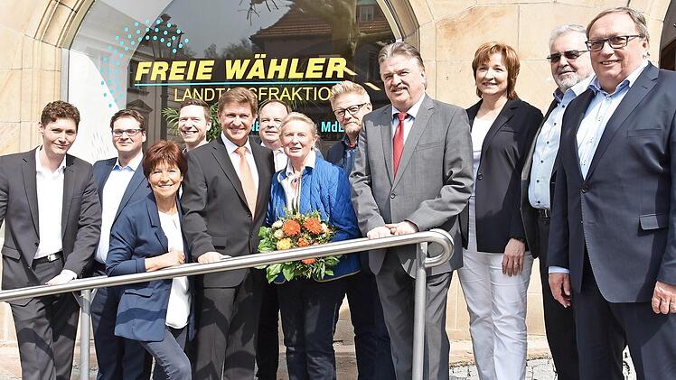 Rainer Ludwig (F&uuml;nfter von links) hat sein neues Abgeordnetenb&uuml;ro in der Oberen Stadt er&ouml;ffnet. Foto: Uschi Prawitz