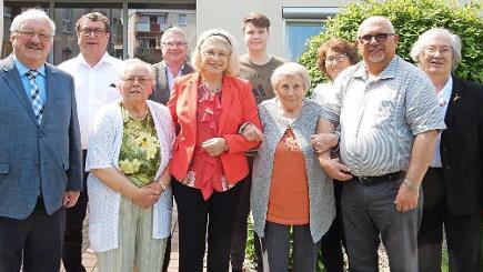 Frieda Strobel im Kreise ihrer Familie mit Zweiter B&uuml;rgermeisterin Helga M&uuml;ck (rechts) und Bernd Steger als Vertreter des Landrats Foto: privat