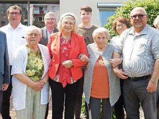 Frieda Strobel im Kreise ihrer Familie mit Zweiter Bürgermeisterin Helga Mück (rechts) und Bernd Steger als Vertreter des Landrats Foto: privat