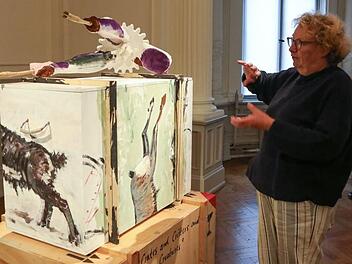 Kunstvereinsvorsitzende Barbara Kahle vor Florian Hüttners Bilderkiste, auf der ein deformierter Wildkadaver liegt.  Fotos: Barbara Herbst