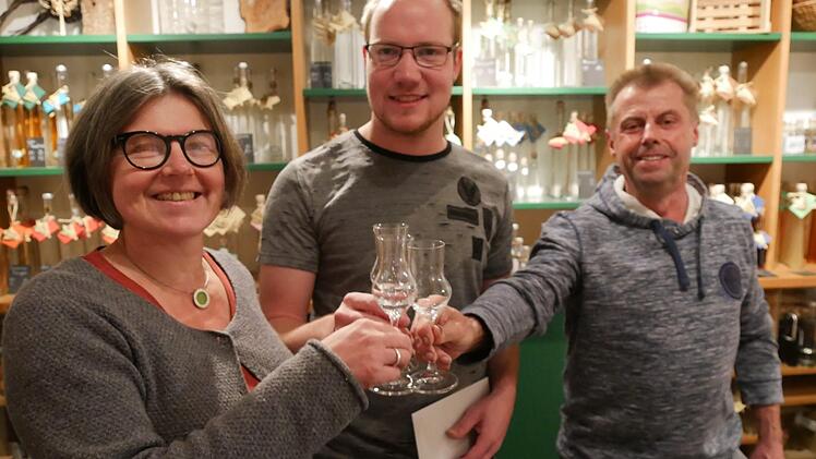 Ingrid Bold mit den Gewinnern Steffen Muth und Hubert Heim  Foto: Lothar Bold