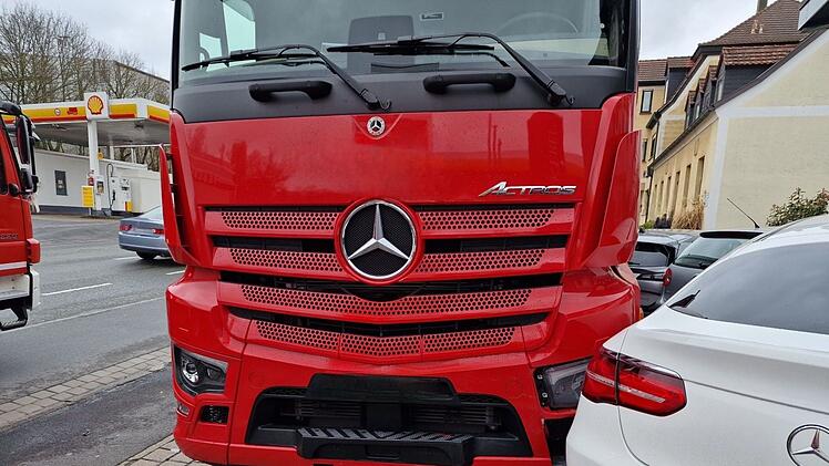 Würzburg: Spektakulärer Unfall in Kist - Lkw knallt vor Bäckerei in drei Autos - "verlor Kontrolle"