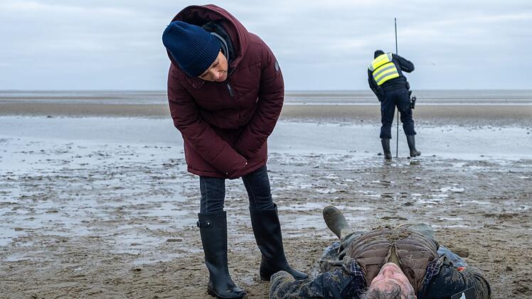 Ina Behrendsen (Julia Brendler) erkennt sofort, dass es sich bei dem Toten um den Gastronomen Wolf Voss (Christian Nickel) handelt.