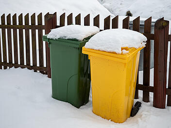 Biom&uuml;ll. Biotonne, Gelbe Tonne, M&uuml;lltonnen im Schnee