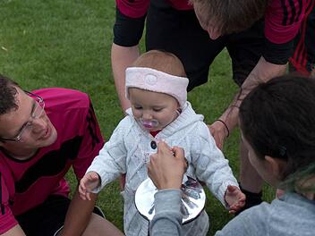 Im vergangenen Jahr fand Romy vor allem den Wanderpokal interessant und Mama Ramona, Onkel Alexander sowie Markus Häuser passten dabei auf sie auf. Heuer ist sie gut zwei Jahre und zwei Monate alt und darf alleine den ersten Ball ins Spiel bringen. Foto: privat
