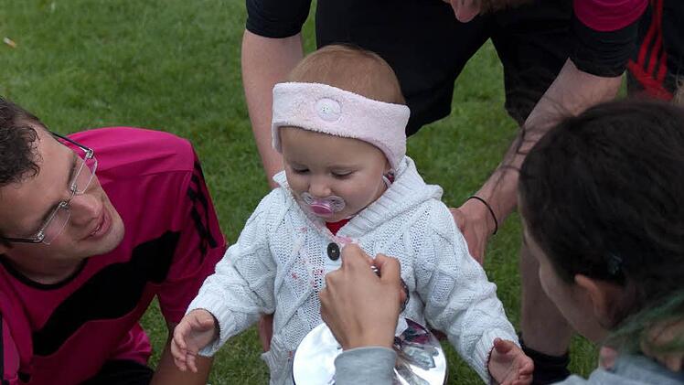 Im vergangenen Jahr fand Romy vor allem den Wanderpokal interessant und Mama Ramona, Onkel Alexander sowie Markus Häuser passten dabei auf sie auf. Heuer ist sie gut zwei Jahre und zwei Monate alt und darf alleine den ersten Ball ins Spiel bringen. Foto: privat
