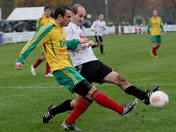 Florian Gundelsheimer (weißes Trikot) fällt beim FC Sand gegen den Tabellenzweiten Jahn Forchheim mit einem Muskelfaserriss aus.
