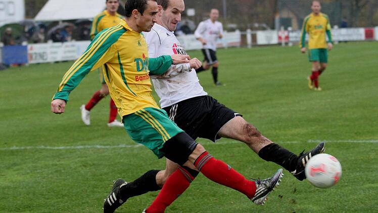 Florian Gundelsheimer (weißes Trikot) fällt beim FC Sand gegen den Tabellenzweiten Jahn Forchheim mit einem Muskelfaserriss aus.