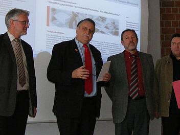 Sie starteten im Dezember 2010 die Homepage der neuen Fachschule für Maschinenbautechnik: (v. l.) Martin Wirsching, Landrat Eberhard Irlinger, Schulleiter Georg Uschalt und Schulverwalter Armin Deller.  Foto: C. Hessek