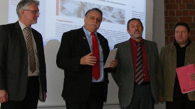 Sie starteten im Dezember 2010 die Homepage der neuen Fachschule für Maschinenbautechnik: (v. l.) Martin Wirsching, Landrat Eberhard Irlinger, Schulleiter Georg Uschalt und Schulverwalter Armin Deller.  Foto: C. Hessek