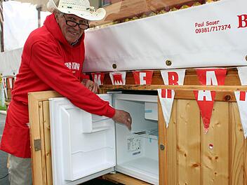 Im Hochsommer werden die weinseligen Kutschen-Passagiere von Paul Sauer an der Außenwand-Kühlbox vermutlich Schlange stehen.