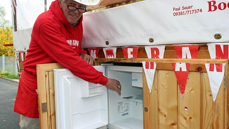 Im Hochsommer werden die weinseligen Kutschen-Passagiere von Paul Sauer an der Außenwand-Kühlbox vermutlich Schlange stehen.