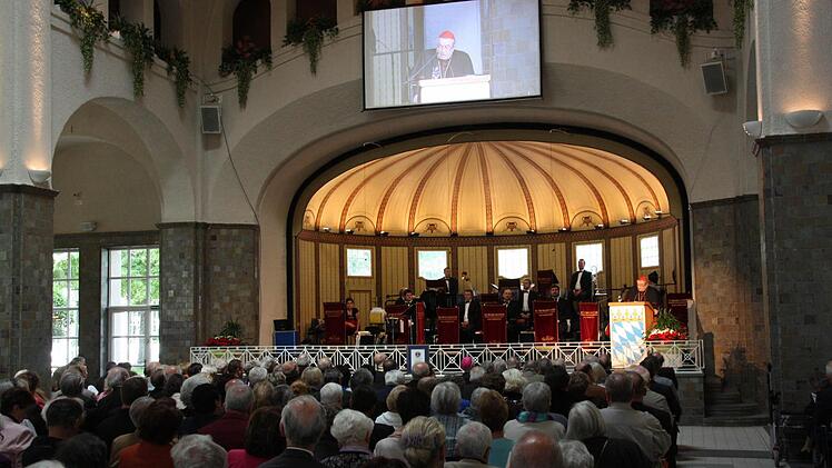 Mehr als 700 Besucher waren in die Wandelhalle gekommen.