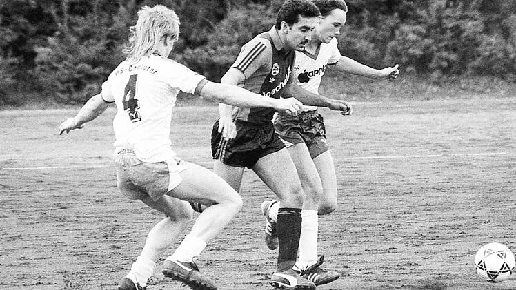 Szene vom Spiel der A-Jugend-Mannschaft von Bundesligist Eintracht Frankfurt gegen eine inoffizielle Bad Kissinger A-Jugend-Stadtauswahl (wei&szlig;e Trikots) 1:1.