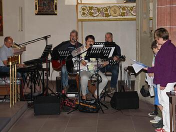 Die Band "Gemeinsam Unterwegs" spielte während des Familiengottesdienstes. Foto: Katharina Becht