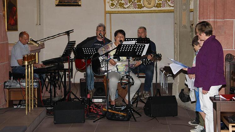 Die Band "Gemeinsam Unterwegs" spielte während des Familiengottesdienstes. Foto: Katharina Becht