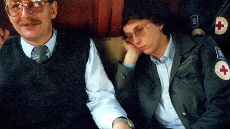 Herbert Gögelein 1989 mit seiner schlafenden Frau Christa im Zug.