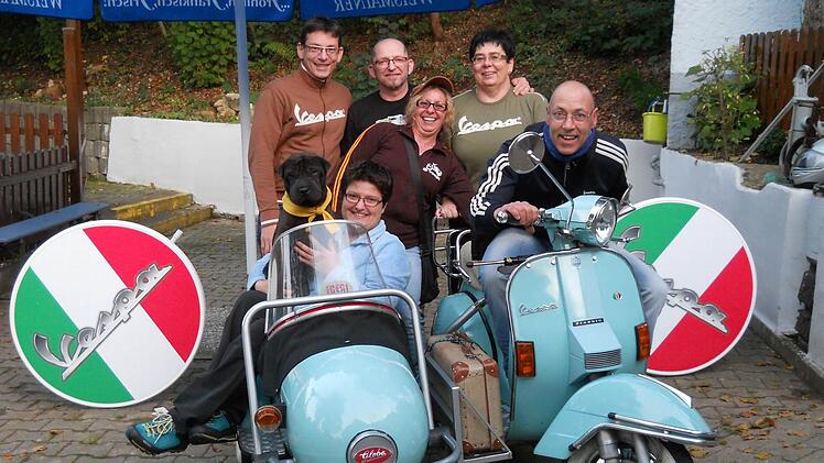 Die Vespa-Freunde: Loredana Lauretta (Mitte) und ihr Mann Rosario (vorne rechts) aus Strössendorf sowie (hinten, von links) Michael Auer, Dieter und Sonja Baumann sowie Silke Auer (vorne links) aus Maineck.