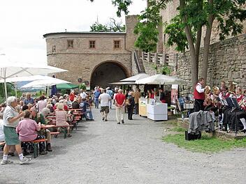 Die Fläche vor dem Ausschank in der Trimburg soll gepflastert werden.  Foto: Winfried Ehling/Archiv