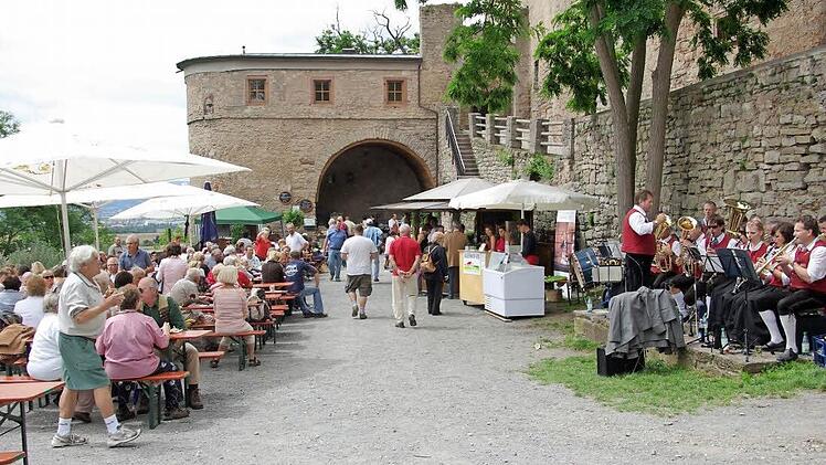 Die Fläche vor dem Ausschank in der Trimburg soll gepflastert werden.  Foto: Winfried Ehling/Archiv