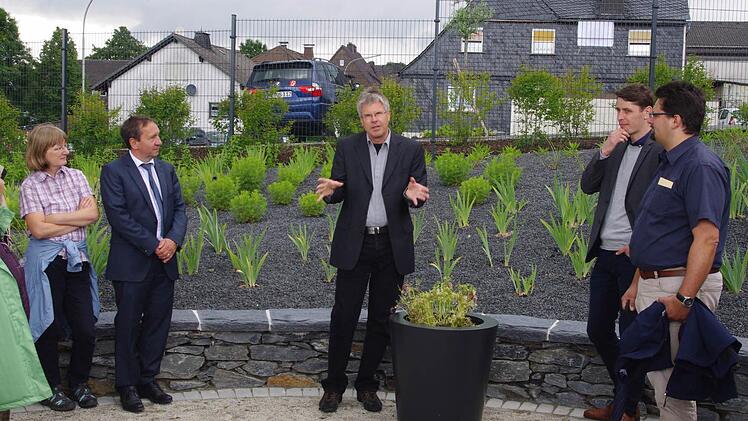 Landschaftsarchitekt Götz Lauenstein und Arnikastadt-Netzwerkmanager Oliver Plewa führten durch den entstandenen Kräuterlehr- und Schaugarten.  Foto: Heike Schülein