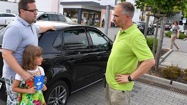 Kaufmann Arno D&ouml;ring (rechts) im Gespr&auml;ch mit Kunde Stefan Feiler (und Tochter Johanna), der die Parkzeitbeschr&auml;nkung uneingeschr&auml;nkt begr&uuml;&szlig;t. Foto: Ronald Rinklef