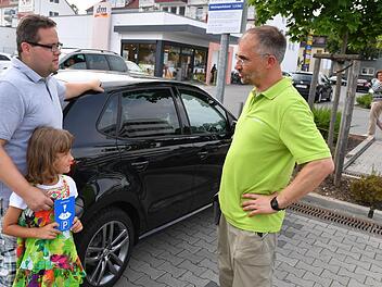 Kaufmann Arno Döring (rechts) im Gespräch mit Kunde Stefan Feiler (und Tochter Johanna), der die Parkzeitbeschränkung uneingeschränkt begrüßt. Foto: Ronald Rinklef