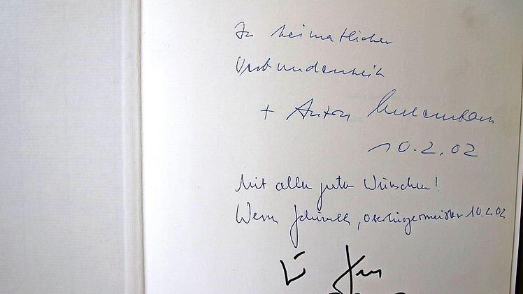 Die Innenseite eines Buchgeschenkes aus Speyer trägt auch die Unterschrift von Altbundeskanzler Helmut Kohl (im Bild unten). Foto: Heike Beudert
