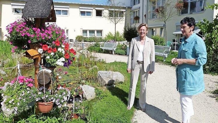 Im Rahmen eines Pressegespräches stellte Awo-Kreisvorsitzende Inge Aures (rechts) die neue Hauptgeschäftsführerin des Awo-Kreisverbandes, Margit Vogel, offiziell vor. Foto: Werner Reißaus