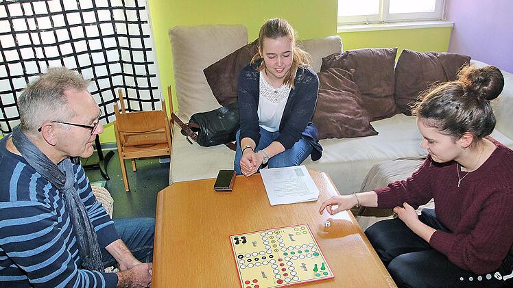 Mehr für die Senioren ist Winfried Streit (links) als Seniorenbeauftragter eigentlich zuständig. Bei der Aktion "Jugend versus Politiker" spielte er "Mensch ärgere dich nicht." Foto: Dieter Britz