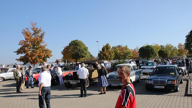 Der Platz auf dem Gelände der Firma Winzer reichte für die vielen Fahrzeuge kaum aus. Foto: Michael Stelzner