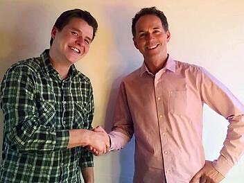 Der Vorsitzende der PWG, Jonathan Kirchner (links), gratuliert seinem neuen Stellvertreter, Jürgen Lang, zur Wahl. Da die bisherige Vorsitzende, Birgit Poeck-Kleinhenz verhindert war, wird ihr zu einer anderen Gelegenheit für Ihren Einsatz gedankt. Foto: Beatrix Lieb